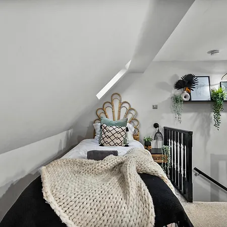 Elegant In Centre - Sleeps 5 Holiday home