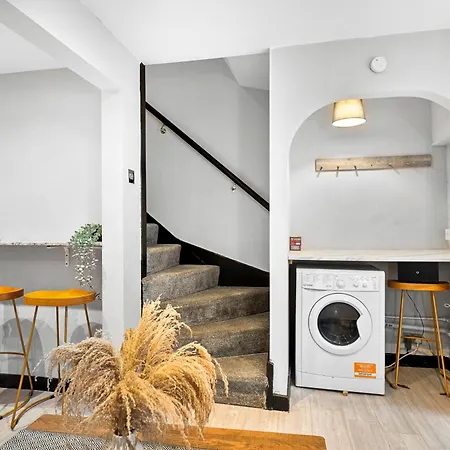 Elegant In Centre - Sleeps 5 *