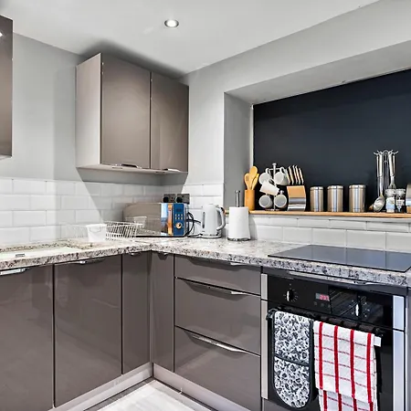 Elegant In Centre - Sleeps 5 Holiday home *