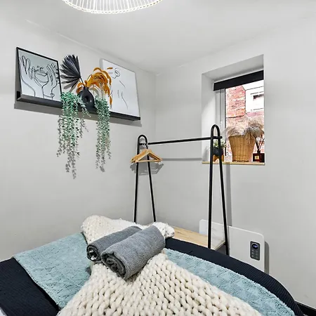 Elegant In Centre - Sleeps 5 * Whitby
