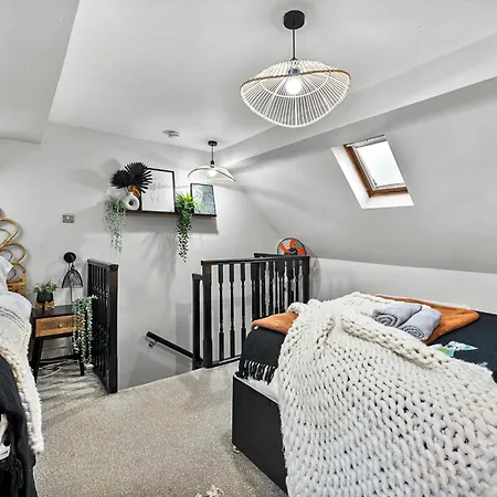 Elegant In Centre - Sleeps 5 * Whitby